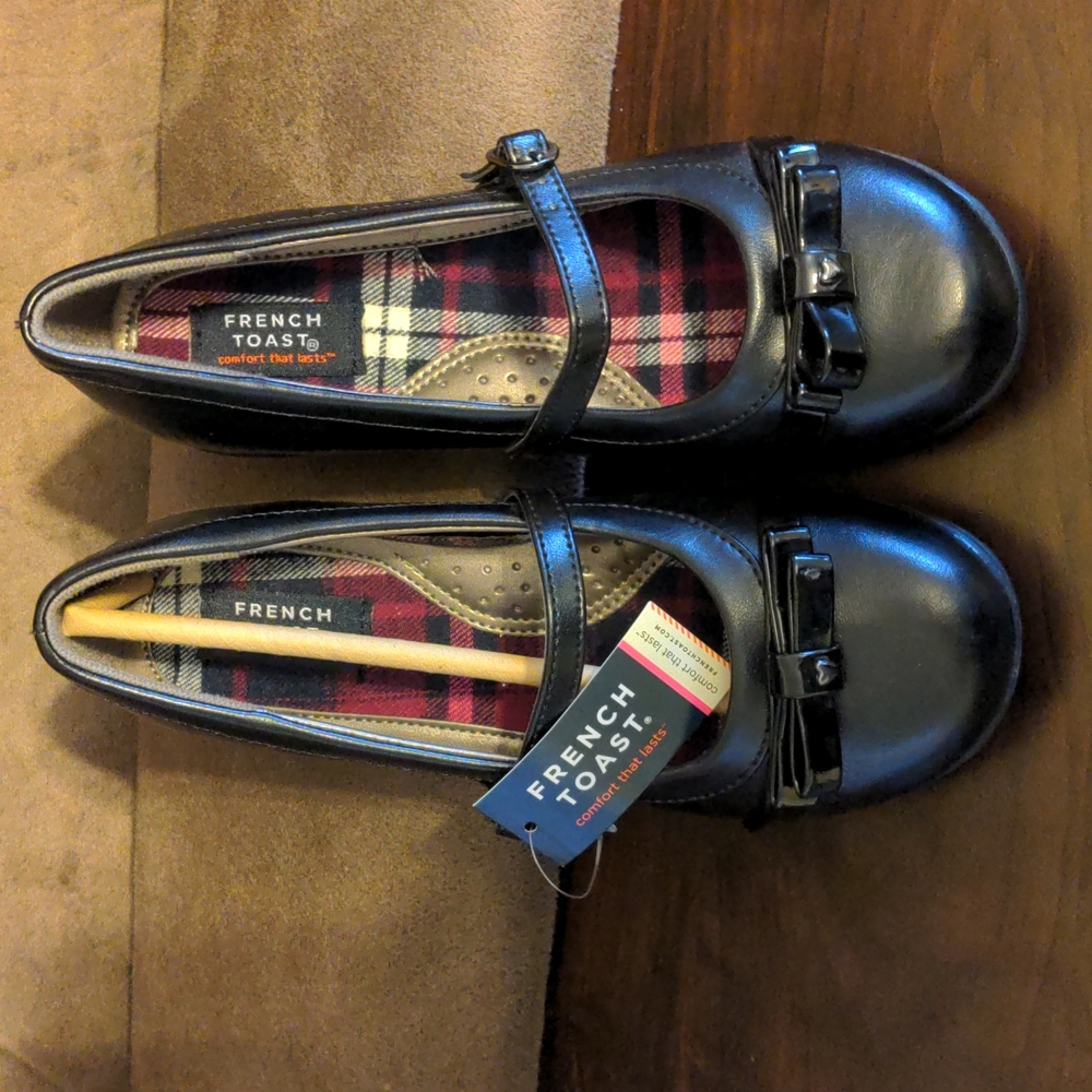 Girls French Toast sz 3 black buckle up shoes.